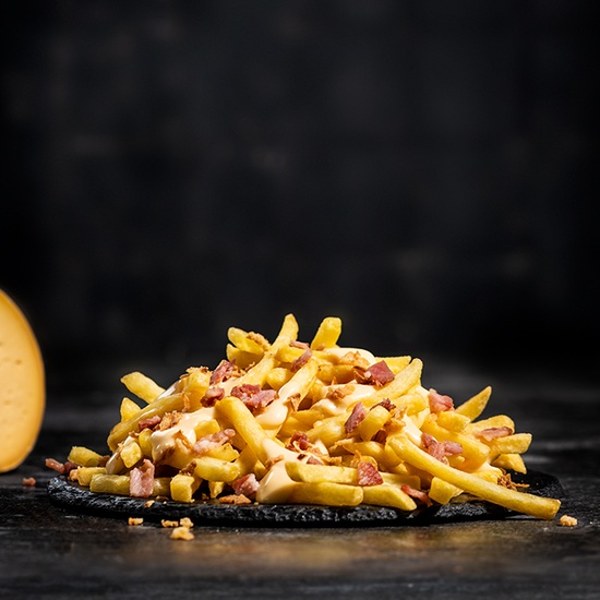 Frit&Fondue Passendale, Bacon & Onion: frietjes met spek, knapperige uien en Passendale-kaassaus.