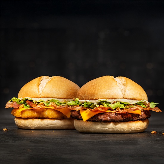 2 limited edition burgers: pistoletbroodje met witte barbecuesaus, 4 plakjes bacon, cheddar, sla, gefrituurde uitjes, en naar keuze gepaneerde kip of rundgehakt.